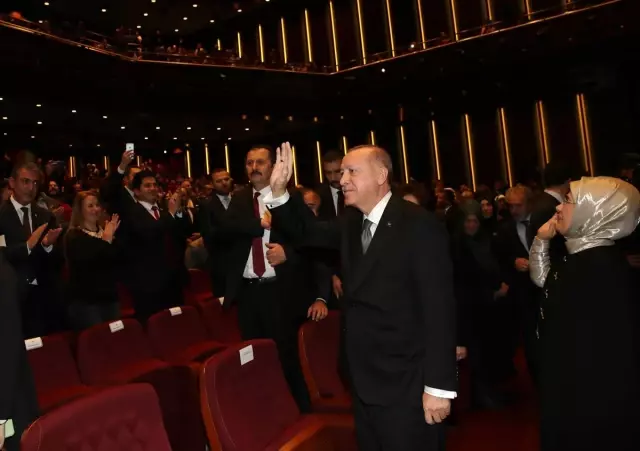 Cumhurbaşkanı Erdoğan, 'Leyla ile Mecnun' tiyatro oyununu izledi Cumhurbaşkanı Erdoğan, 'Leyla ile Mecnun' tiyatro oyununu izledi
