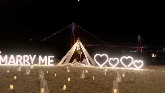 Film sahnesi olay oldu! Onur Tuna'dan Tuvana Türkay'a 100 bin gül yaprağı ile evlilik teklifi