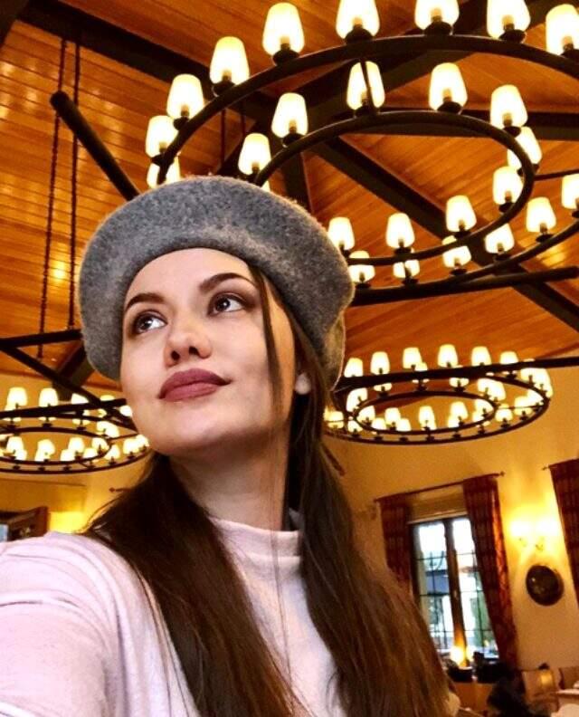 Güzel oyuncu Fahriye Evcen doğum kilolarından kurtuldu