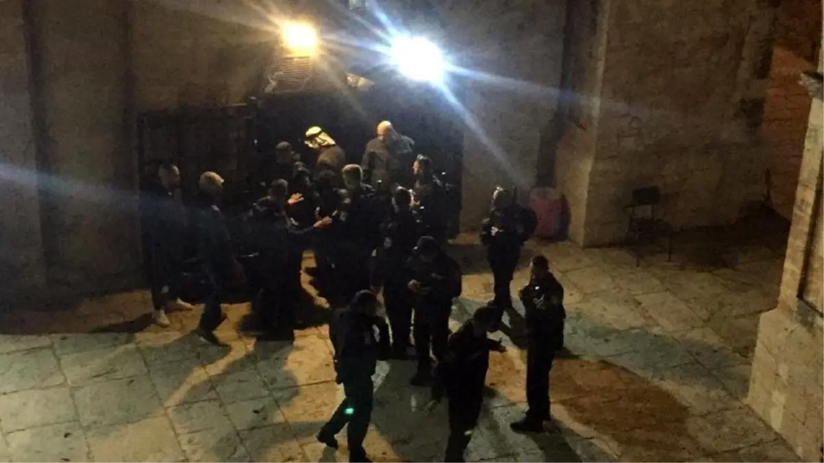 İsrail güçleri, işgal altındaki Doğu Kudüs'te bulunan Mescid-i Aksa'da namaz kılanlara saldırdı. ile ilgili görsel sonucu