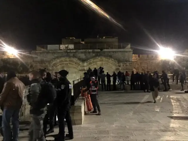 İsrail güçleri, işgal altındaki Doğu Kudüs'te bulunan Mescid-i Aksa'da namaz kılanlara saldırdı. ile ilgili görsel sonucu