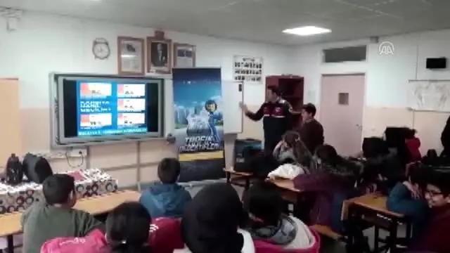 Jandarmadan öğrencilere trafik eğitimi Jandarmadan öğrencilere trafik eğitimi