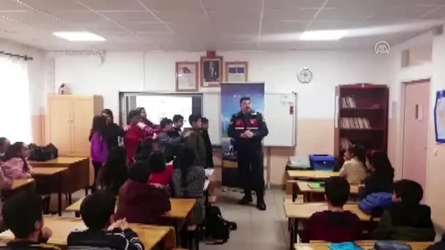 Jandarmadan öğrencilere trafik eğitimi Jandarmadan öğrencilere trafik eğitimi