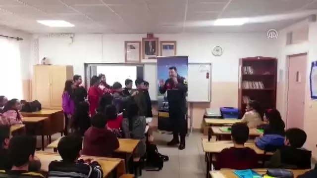 Jandarmadan öğrencilere trafik eğitimi Jandarmadan öğrencilere trafik eğitimi