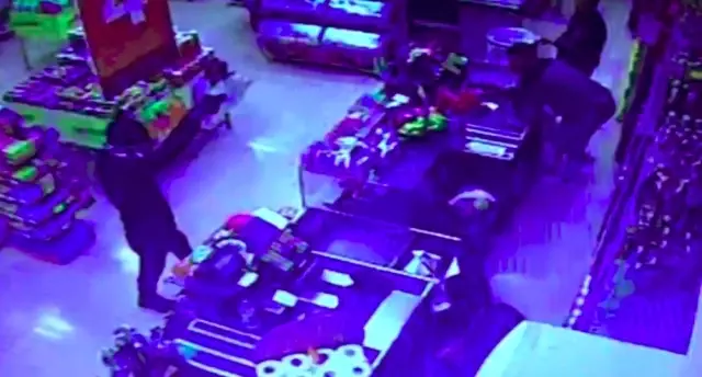 Silahlı soyguncu duyduğu ses sonrası arkasına bakmadan kaçtı Silahlı soyguncu duyduğu ses sonrası arkasına bakmadan kaçtı