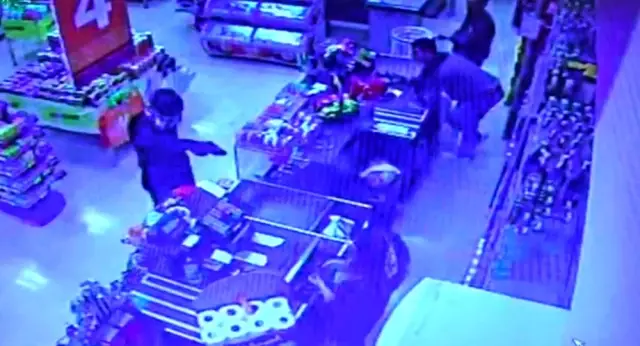 Silahlı soyguncu duyduğu ses sonrası arkasına bakmadan kaçtı Silahlı soyguncu duyduğu ses sonrası arkasına bakmadan kaçtı