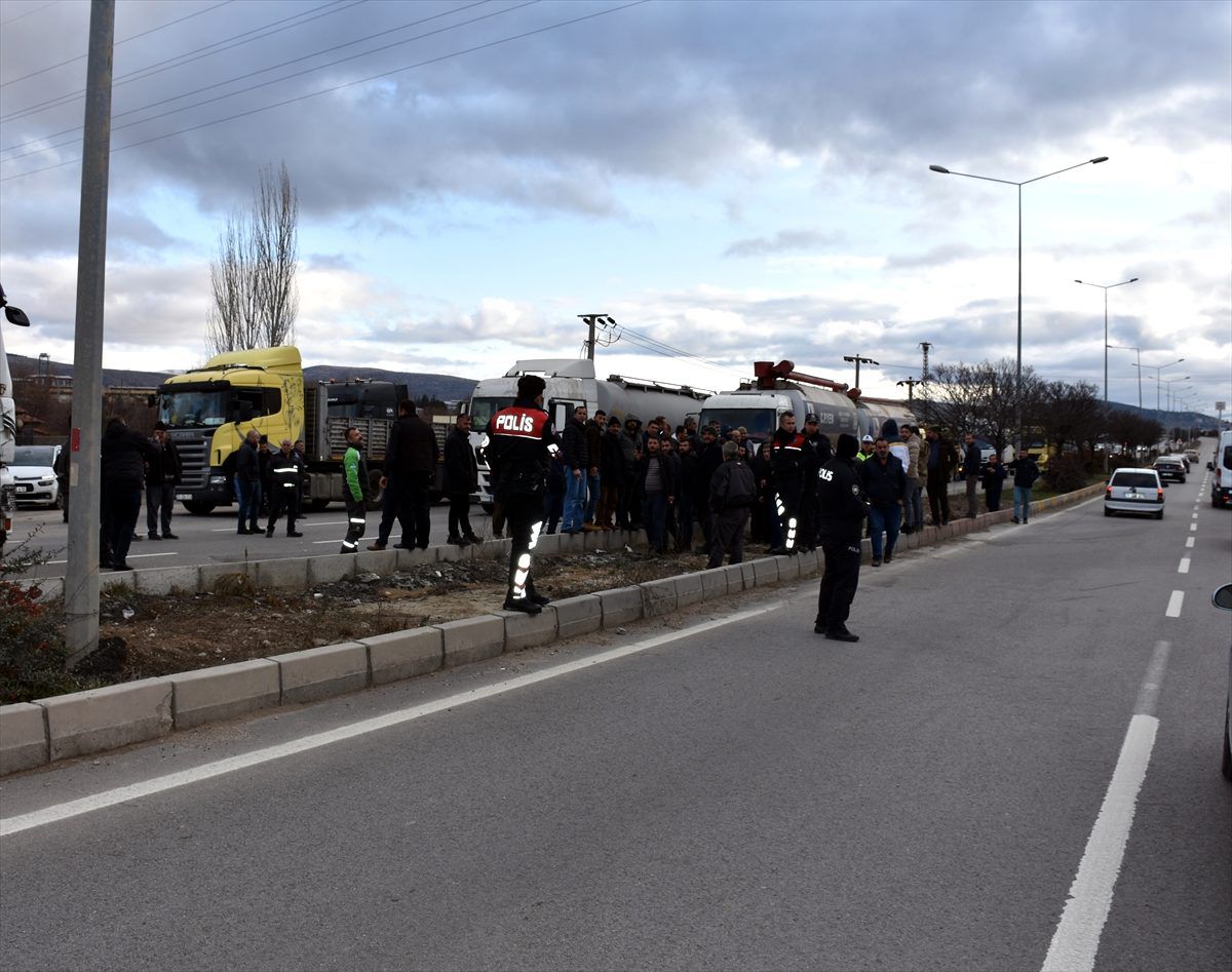 Kırıkkale'de nakliyeciler kara yolunu trafiğe kapattı