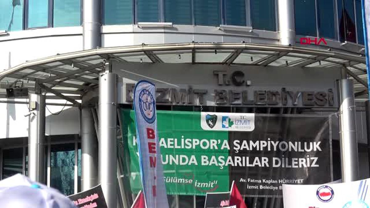 Kocaeli izmit belediyesi'nde 25 çalışanın işsiz kalması protesto edildi