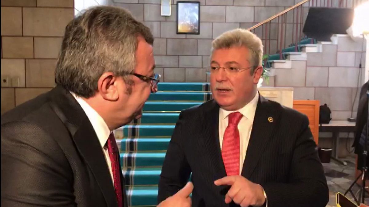 TBMM'nin basın koridorunda CHP ve AK Partili vekiller arasında 'Mehmetçik' tartışması