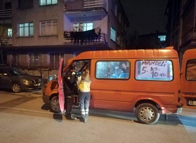 Minibüsüyle meyve satan seyyar satıcı aracında ölü bulundu