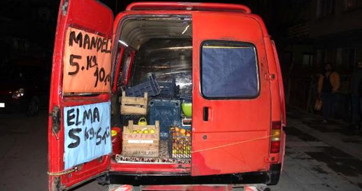 Minibüsüyle meyve satan seyyar satıcı aracında ölü bulundu