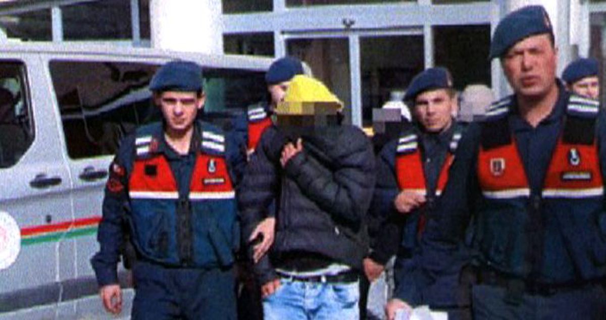 Şüphe üzerine durdurulan şahsın üzerinden alkol, giyim malzemesi, inşaat malzemesi, ev gereçleri ve mermiler çıktı