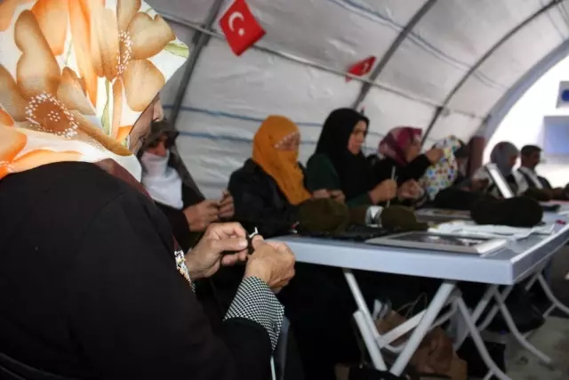 Ne kavurucu sıcak ne de dondurucu soğuk engelledi, aileler eylemine devam ediyor Ne kavurucu sıcak ne de dondurucu soğuk engelledi, aileler eylemine devam ediyor