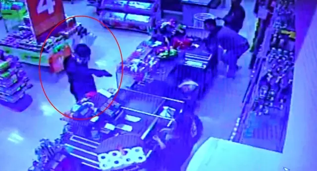 Silahlı soyguncu duyduğu ses sonrası arkasına bakmadan kaçtı Silahlı soyguncu duyduğu ses sonrası arkasına bakmadan kaçtı