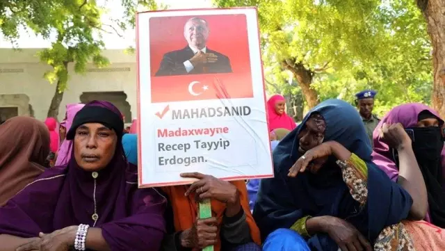 Somali'deki terör saldırısını, ellerindeki Erdoğan posterleriyle kınadılar