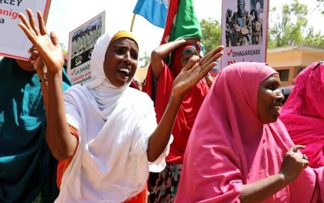 Somali'deki terör saldırısını, ellerindeki Erdoğan posterleriyle kınadılar