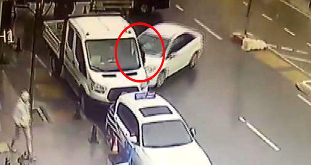 Sultanbeyli'de bir kişi iki aracın arasında kaldı