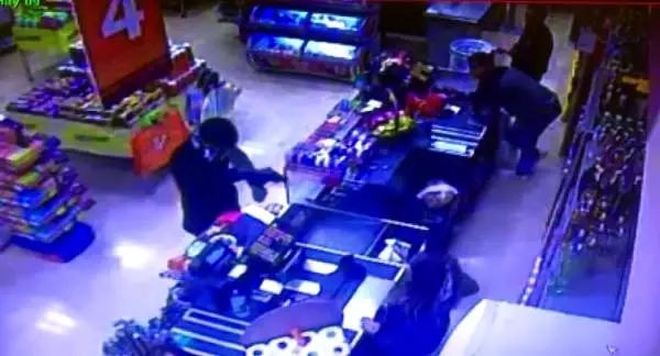 Tabancayla marketi soymaya kalkıştı, telefon çalınca kaçtı Tabancayla marketi soymaya kalkıştı, telefon çalınca kaçtı