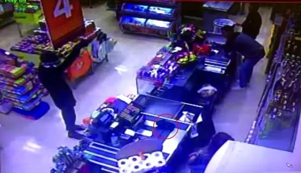 Tabancayla marketi soymaya kalkıştı, telefon çalınca kaçtı Tabancayla marketi soymaya kalkıştı, telefon çalınca kaçtı
