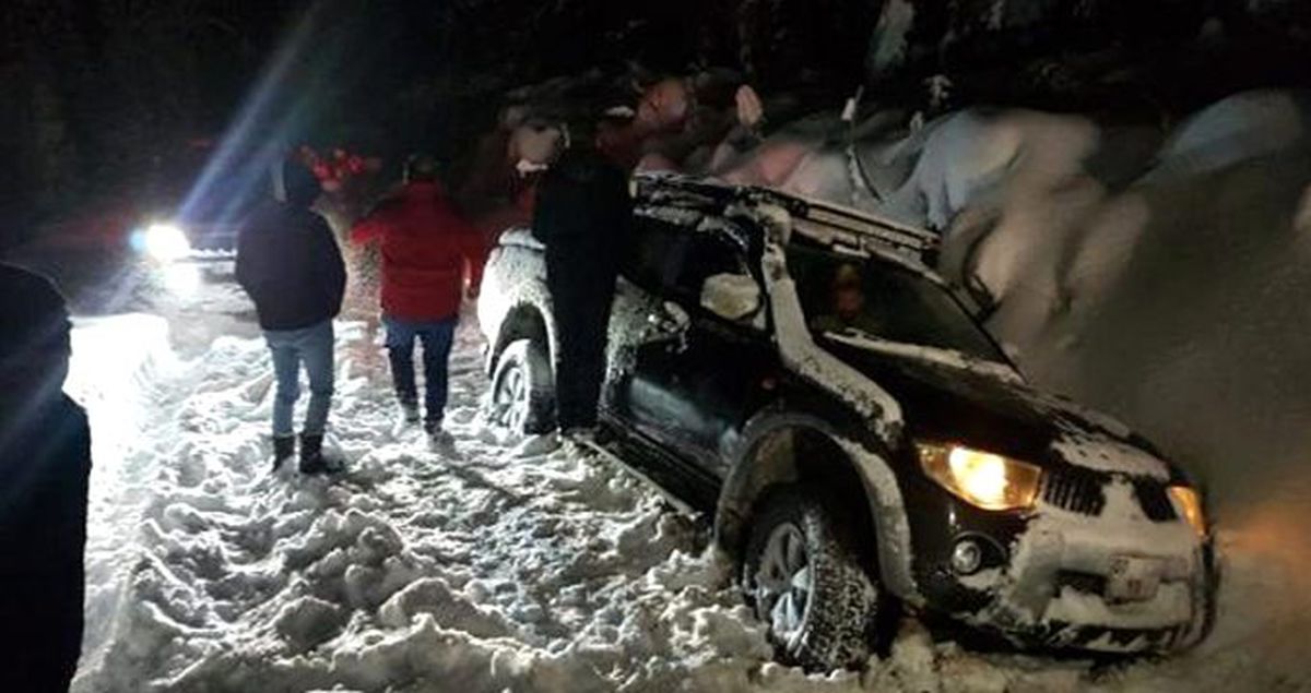 Yaylada araçları kara saplanan aile kurtarıldı