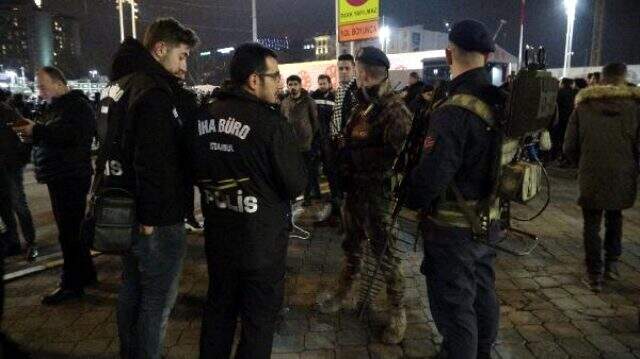 Yılbaşı gecesi Taksim Meydanı'nda, jandarma ekipleri polis drone'unu düşürdü