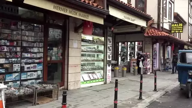 60 binin üzerinde kasetle dijital müziğe meydan okuyor 60 binin üzerinde kasetle dijital müziğe meydan okuyor