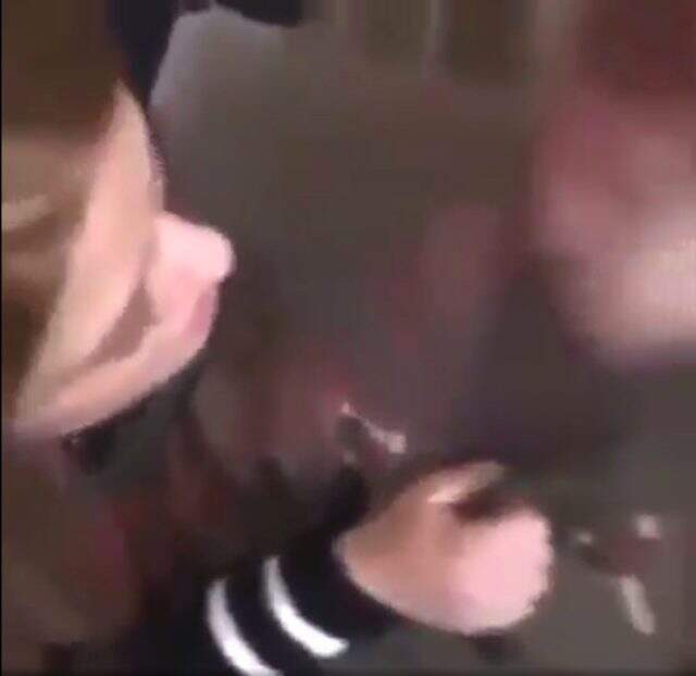 Alkollü kadının, küçük çocuğa zorla öpüşmeyi öğretmesinin görüntüleri tepki çekti