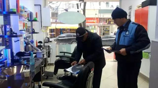 Bafra'da zabıta ekipleri berberleri denetledi Bafra'da zabıta ekipleri berberleri denetledi