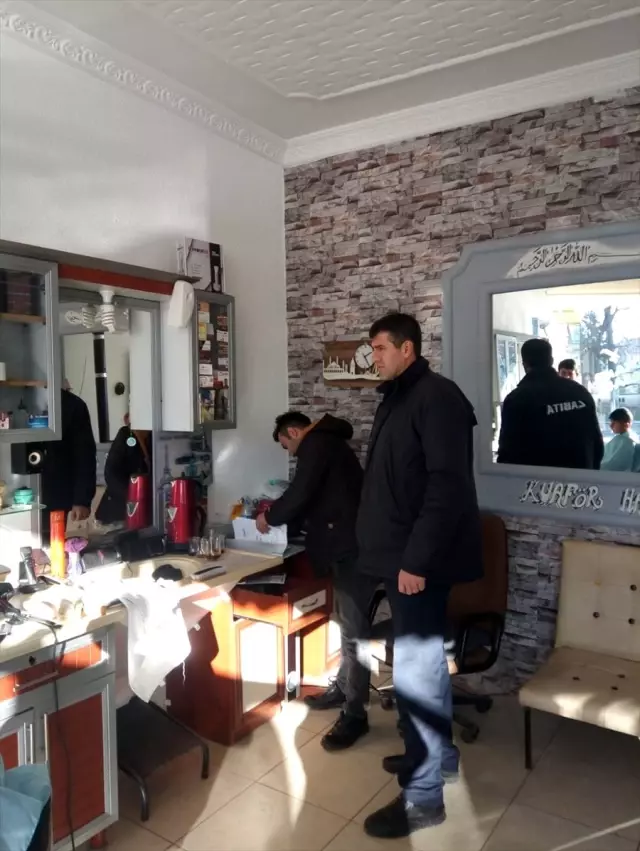 Bafra'da zabıta ekipleri berberleri denetledi Bafra'da zabıta ekipleri berberleri denetledi