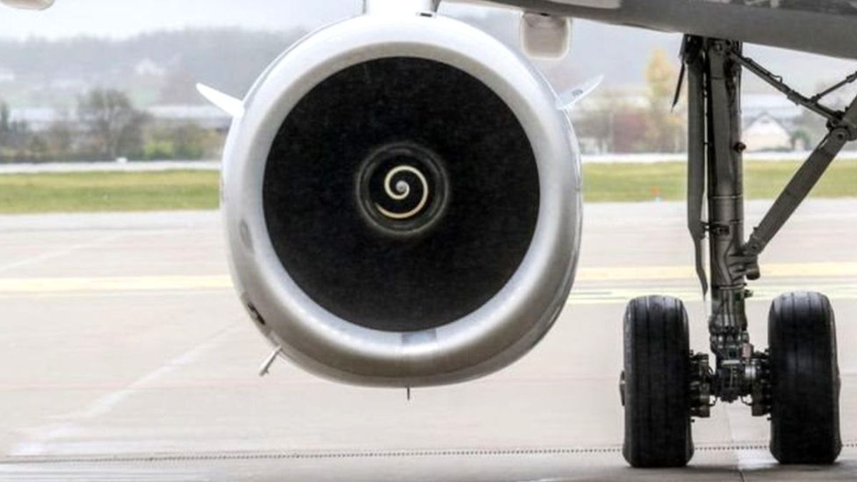 Çin'de uçağın motoruna uğur için bozuk para atan yolcuya 17 bin 200 dolar para cezası verildi