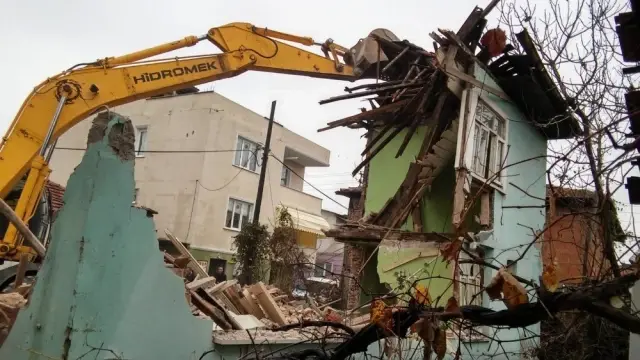 Erenler'de metruk binaların yıkımı sürüyor Erenler'de metruk binaların yıkımı sürüyor