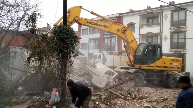 Erenler'de metruk binaların yıkımı sürüyor Erenler'de metruk binaların yıkımı sürüyor