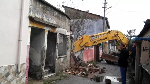 Erenler'de metruk binaların yıkımı sürüyor Erenler'de metruk binaların yıkımı sürüyor