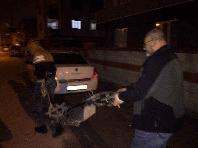 Ev değil sanki tamirhane! Çok sayıda parçalanmış motosiklet ve bisiklet ele geçirildi