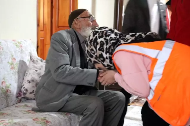 Gönüllü gençlerden yaşlı çifte sürpriz doğum günü kutlaması
