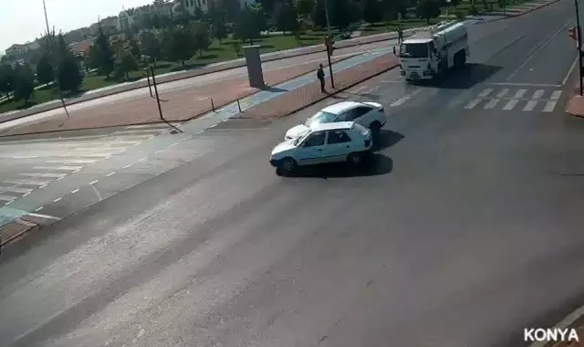 İki aracın çarpışma anı kamerada İki aracın çarpışma anı kamerada