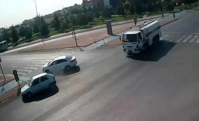 İki aracın çarpışma anı kamerada İki aracın çarpışma anı kamerada