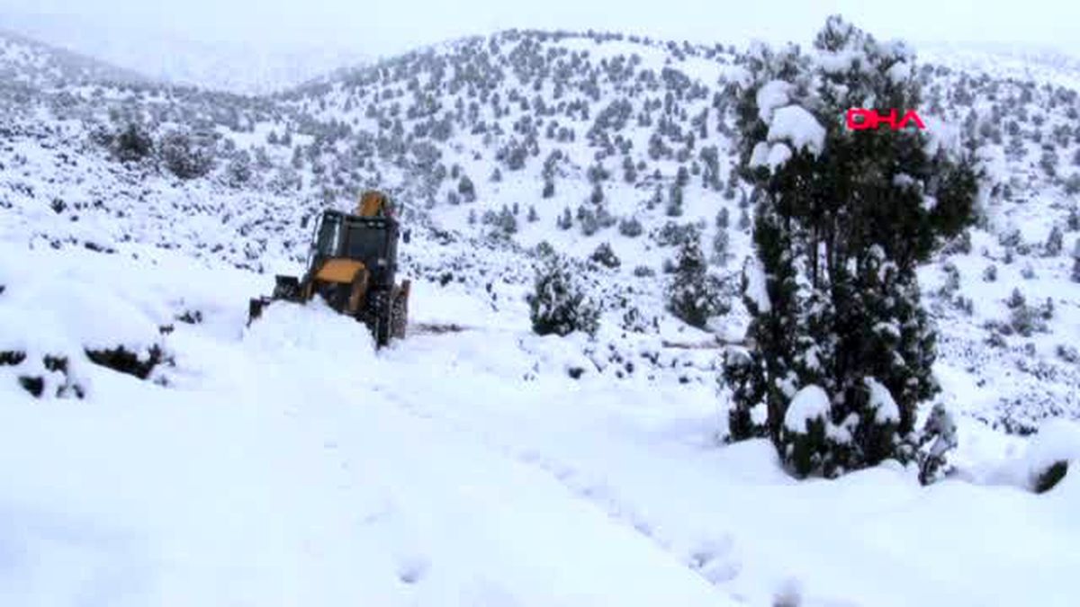 Karda mahsur kalan çoban ve keçi sürüsü kurtarıldı