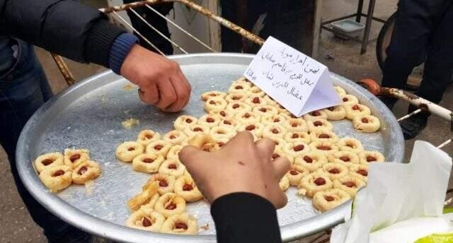 Kasım Süleymani'nin ölümünü tatlı dağıtarak kutladılar