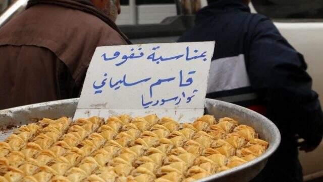 Kasım Süleymani'nin ölümünü tatlı dağıtarak kutladılar