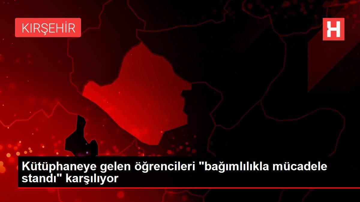 Kütüphaneye gelen öğrencileri 'bağımlılıkla mücadele standı' karşılıyor
