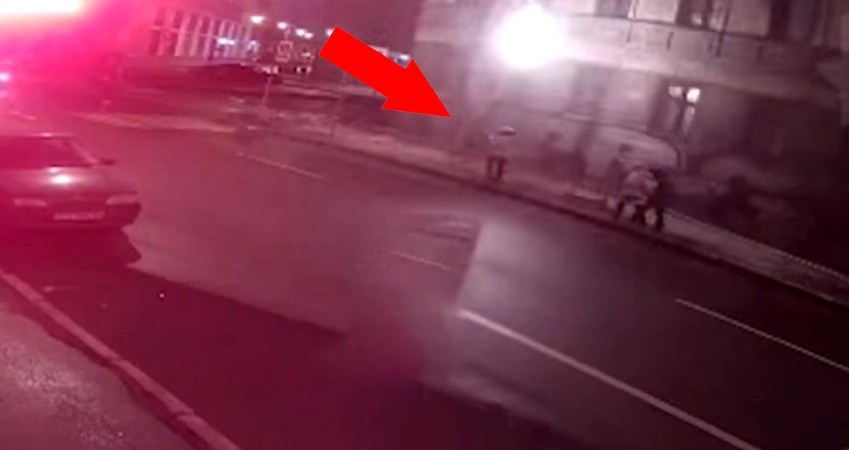 Rusya'da yolda kedisiyle yürüyen bir kadının üzerine çatıdan alev almış bir adam düştü