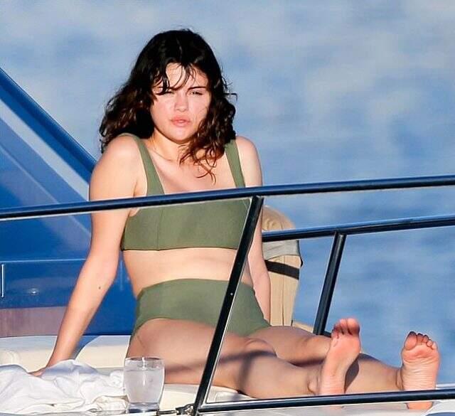 Ünlü şarkıcı Selena Gomez, uzun zaman sonra bikiniyle yakalandı! Fazla kiloları gözlerden kaçmadı