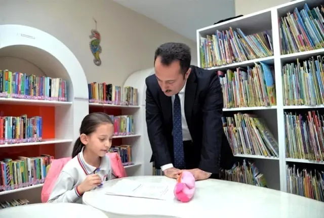Vali Şentürk'ten kütüphane ziyareti