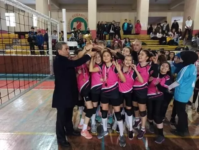Voleybolcu kızlardan 3 kupa Voleybolcu kızlardan 3 kupa