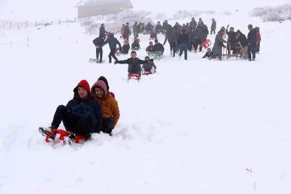 Akkuş'ta kar festivali; davul- zurna ve tulum eşliğinde oynadılar Akkuş'ta kar festivali; davul- zurna ve tulum eşliğinde oynadılar