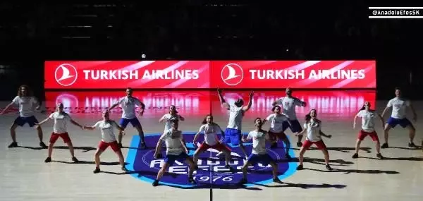 Anadolu Efes'in EuroLeague maçındaki kan kanseriyle mücadele dansı alkış topladı Anadolu Efes'in EuroLeague maçındaki kan kanseriyle mücadele dansı alkış topladı