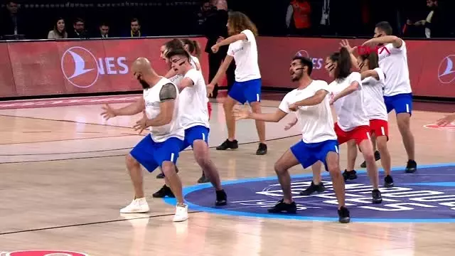 Anadolu efes'in euroleague maçındaki kan kanseriyle mücadele dansı alkış topladı Anadolu efes'in euroleague maçındaki kan kanseriyle mücadele dansı alkış topladı