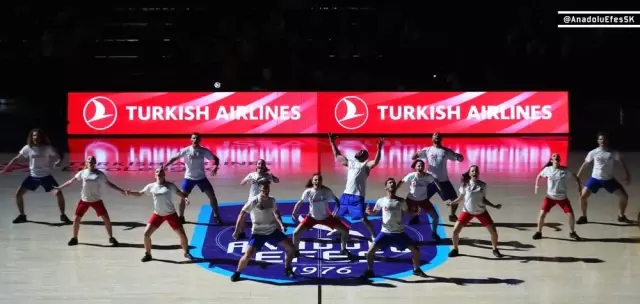 Anadolu Efes'in maçına 'Kan Kanseri Mücadele Dansı' damga vurdu Anadolu Efes'in maçına 'Kan Kanseri Mücadele Dansı' damga vurdu