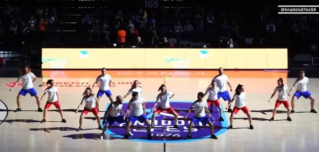 Anadolu Efes'in maçına 'Kan Kanseri Mücadele Dansı' damga vurdu Anadolu Efes'in maçına 'Kan Kanseri Mücadele Dansı' damga vurdu